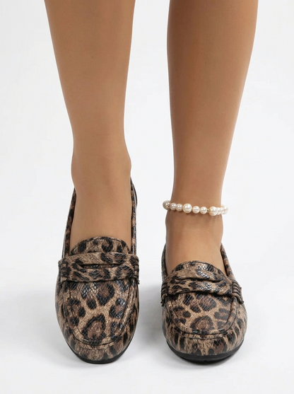 Women's Chain Accent Round Toe Loafers